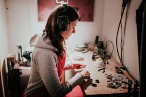 Projekt Pracownie_wywiad_Biżuteria z talerzy_fot_Radek Zawadzki